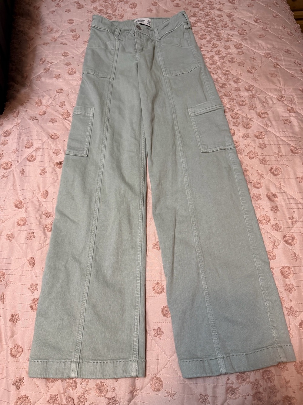 Abercrombie Kids Sage Green High Rise Wide Leg Cargo Pants Size 11/12 Long
